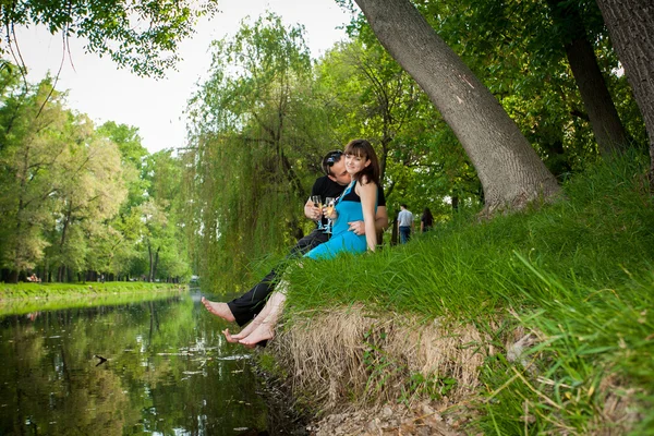 Joven pareja en amor al aire libre —  Fotos de Stock