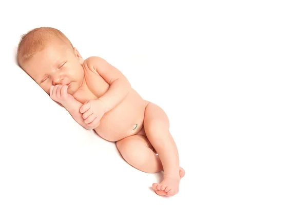 Yeni doğmuş bir bebek. Beyaz arka plan üzerinde izole