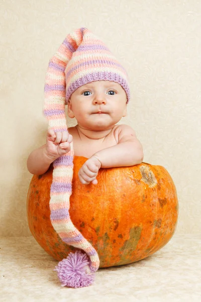 Retrato de un niño extasiado con calabaza de halloween —  Fotos de Stock