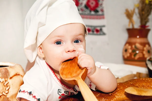 Kleine baby chef-kok met brood — Stockfoto