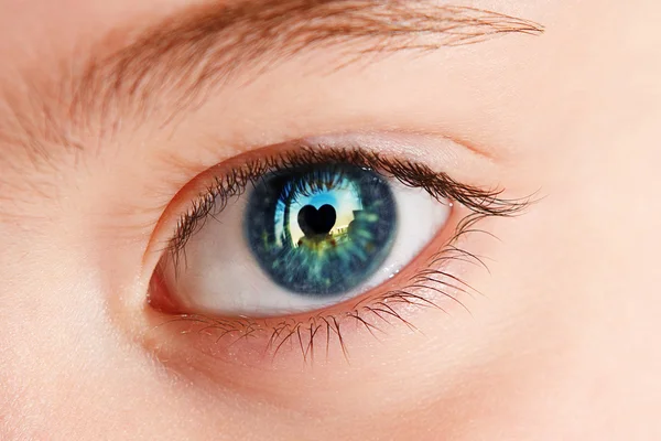 Makroaufnahme eines weiblichen Auges — Stockfoto
