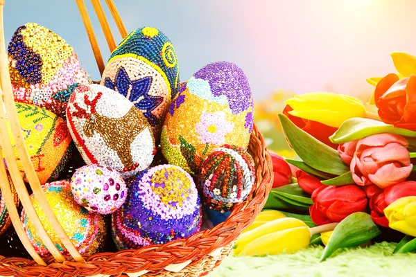 Decorated easter eggs in the grass with daisies — Stock Photo, Image