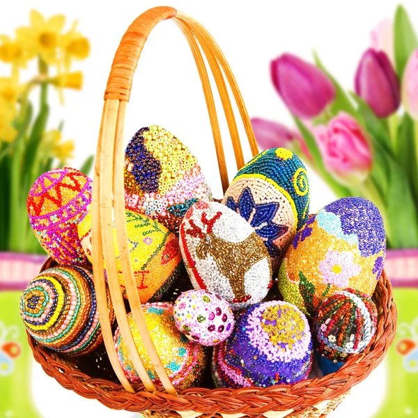 Decorated easter eggs in the grass with daisies — Stock Photo, Image