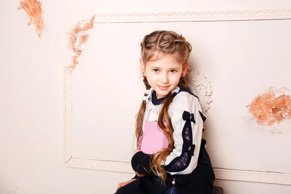 Prenses elbisesi içinde gülümseyen küçük bir kızın portresi. — Stok fotoğraf