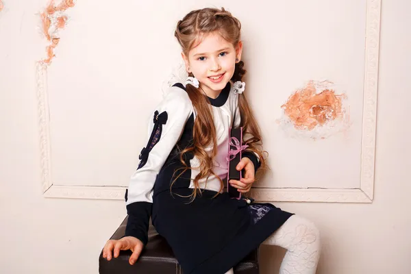 Retrato de linda niña sonriente en vestido de princesa — Foto de Stock