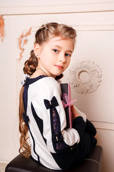Prenses elbisesi içinde gülümseyen küçük bir kızın portresi. — Stok fotoğraf