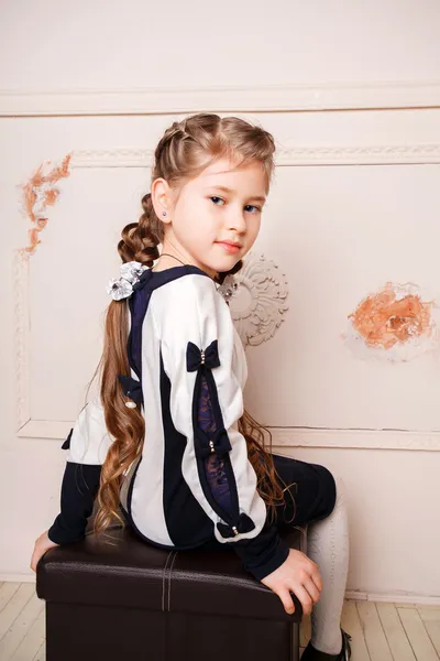 Retrato de linda niña sonriente en vestido de princesa —  Fotos de Stock