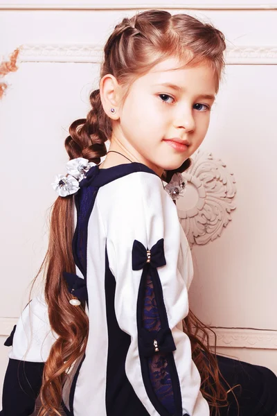 Portret uroczej uśmiechniętej dziewczynki w sukience księżniczki — Zdjęcie stockowe