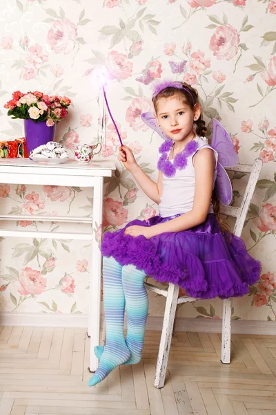 漂亮的女婴，穿着粉色的芭蕾舞短裙的肖像 — 图库照片