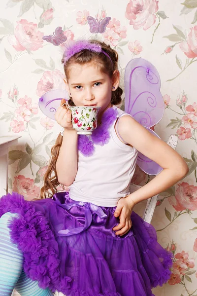 Retrato de uma linda menina usando um tutu de balé rosa — Fotografia de Stock