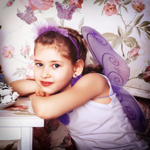 Retrato de una hermosa niña usando un tutú de ballet rosa — Foto de Stock