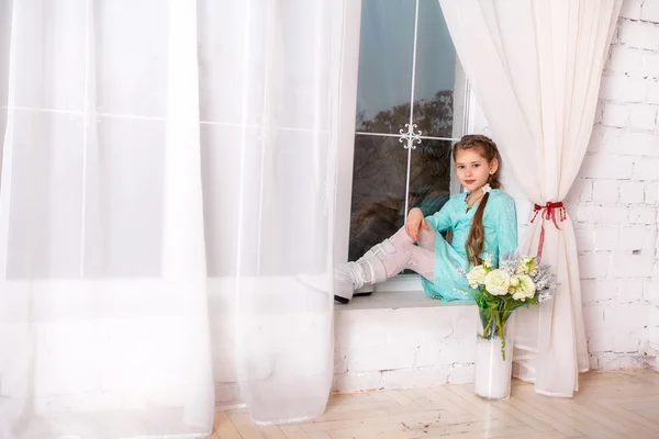 Linda niña con flores de primavera, niña feliz con cesta de flores . —  Fotos de Stock