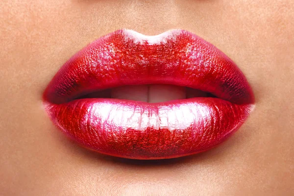 Sexy lippen. schoonheid rode lip make-up detail. mooie make-up close-up. sensuele open mond. lippenstift of lipgloss. kus. schoonheid model vrouw gezicht close-up — Stockfoto