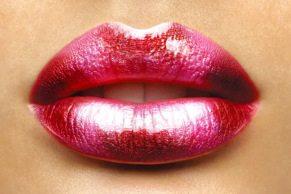 Sexiga läppar. skönhet röd läpp makeup detalj. vacker make-up närbild. sensuell öppen mun. läppstift eller läppglans. Kyss. skönhet modell kvinnans ansikte närbild — Stockfoto