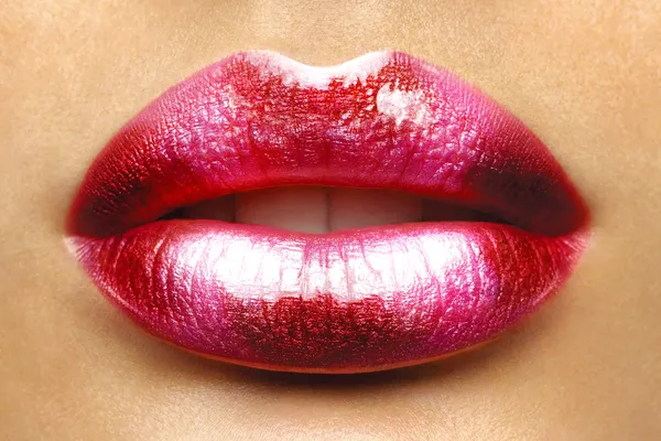 seksi bir dudaklar. Güzellik kırmızı dudak makyaj ayrıntı. güzel makyaj portre. şehvetli açık ağız. ruj veya lipgloss. öpücük. Güzellik modeli kadının yüzüne yakın çekim