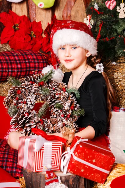 Souriante fille dans le chapeau de Père Noël — Photo