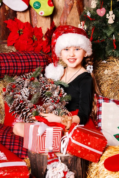 ยิ้มสาวในหมวกซานต้า — ภาพถ่ายสต็อก