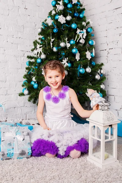 Счастливая маленькая девочка на Рождество — стоковое фото