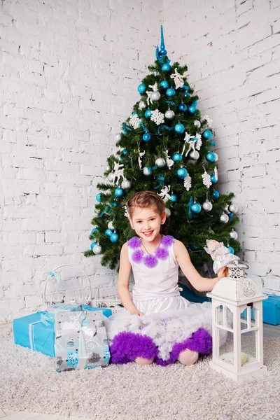 Niña feliz en la navidad — Foto de Stock