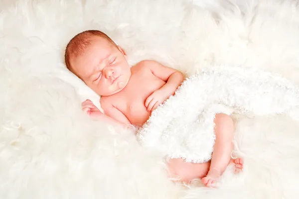 Pasgeboren babyjongen slapen op schapenwol — Stockfoto