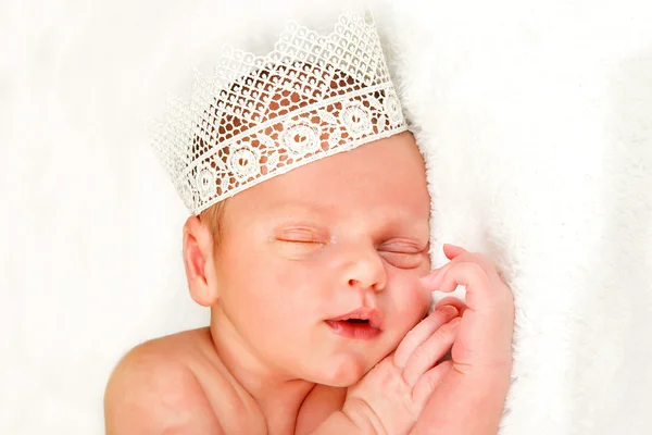 Lilla nyfödda baby boy, sover — Stockfoto