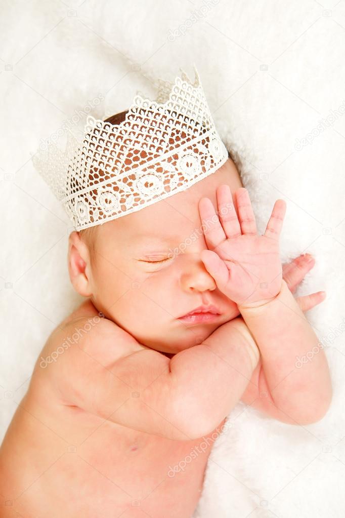 Bebe Garcon De 12 Jours Nouveau Ne Couche Sur Le Dos Se Relaxant Sous Un Chiffon Enveloppant Portrait Vieux Nouveau Ne Garcon Portant Une Couronne D Or Image Libre De Droit Par Balkonsky C