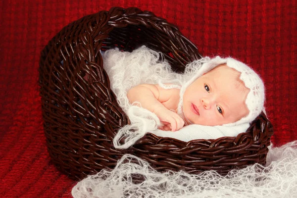 Pasgeboren baby meisje slapen op een deken. — Stockfoto