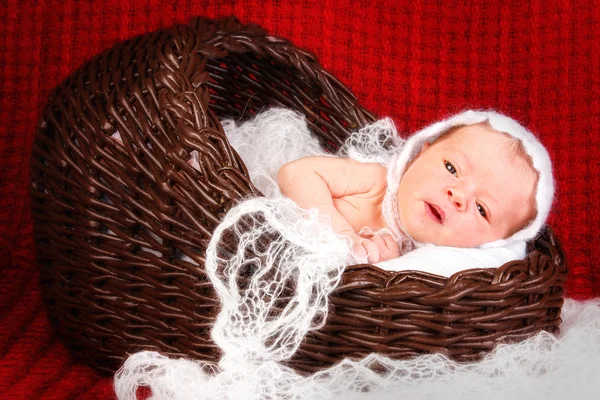 Yeni doğmuş bir kız bebek battaniyenin üstünde uyuyor.. — Stok fotoğraf