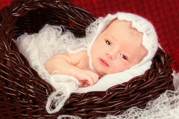 Pasgeboren baby meisje slapen op een deken. — Stockfoto