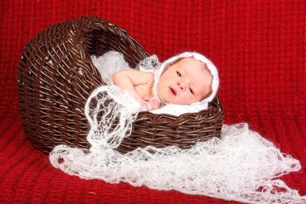 Pasgeboren baby meisje slapen op een deken. — Stockfoto