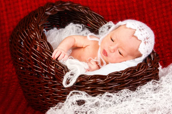 Newborn baby girl asleep on a blanket. — Stock Photo, Image