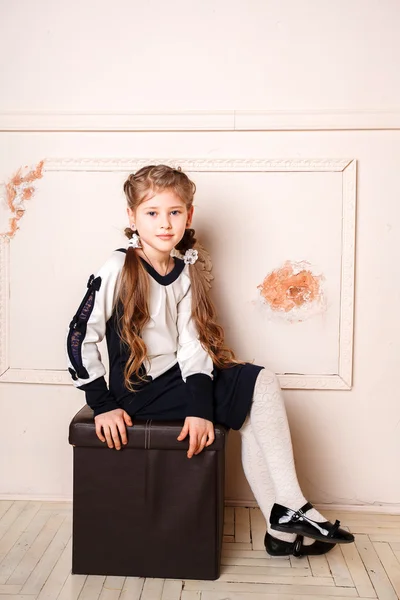 Retrato de linda niña sonriente en vestido de princesa — Foto de Stock