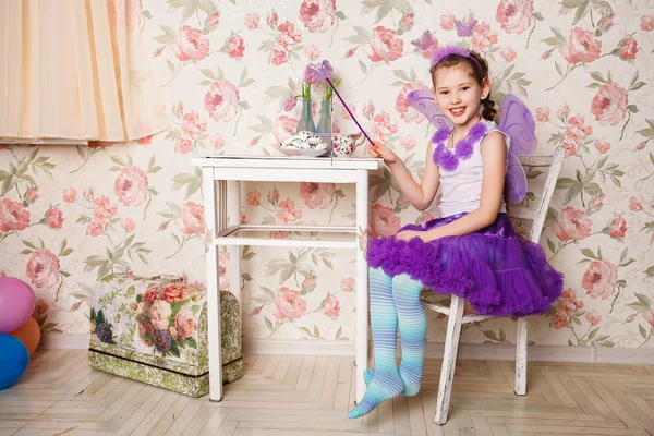 Chica sonriente. niña feliz en la época de Navidad. retrato de una niña feliz — Foto de Stock