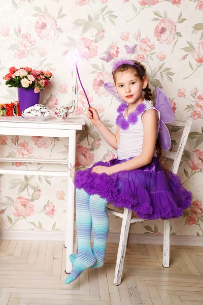 Chica sonriente. niña feliz en la época de Navidad. retrato de una niña feliz — Foto de Stock