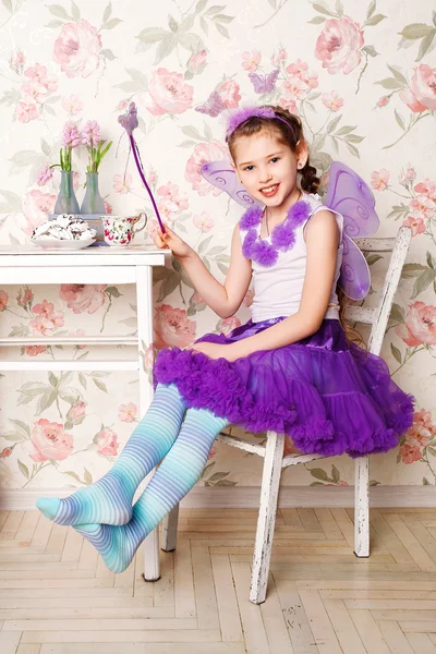 Chica sonriente. niña feliz en la época de Navidad. retrato de una niña feliz — Foto de Stock