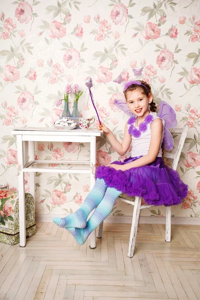 Chica sonriente. niña feliz en la época de Navidad. retrato de una niña feliz — Foto de Stock