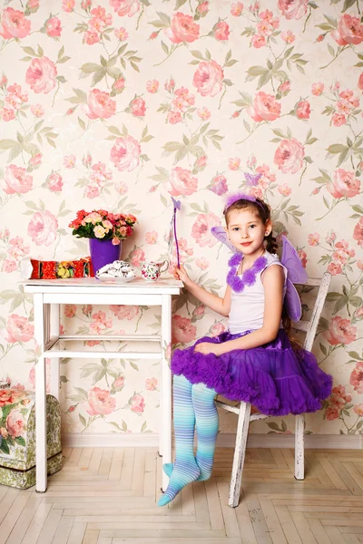 Une fille souriante. joyeuse petite fille au temps de Noël. portrait d'une petite fille heureuse — Photo