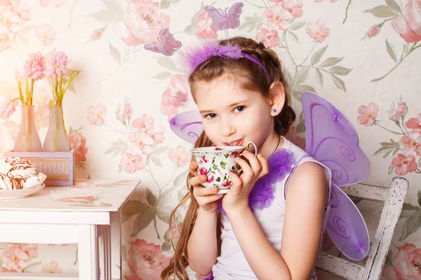 Chica sonriente. niña feliz en la época de Navidad. retrato de una niña feliz — Foto de Stock