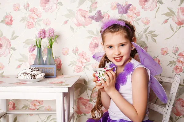 Lächelnde Mädchen. glückliches kleines Mädchen zur Weihnachtszeit. Porträt eines glücklichen kleinen Mädchens — Stockfoto