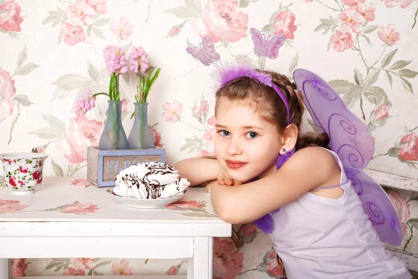 Lächelnde Mädchen. glückliches kleines Mädchen zur Weihnachtszeit. Porträt eines glücklichen kleinen Mädchens — Stockfoto