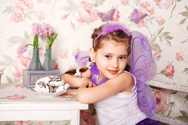 Lächelnde Mädchen. glückliches kleines Mädchen zur Weihnachtszeit. Porträt eines glücklichen kleinen Mädchens — Stockfoto