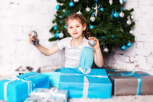 Retrato de niña encantadora divertida — Foto de Stock