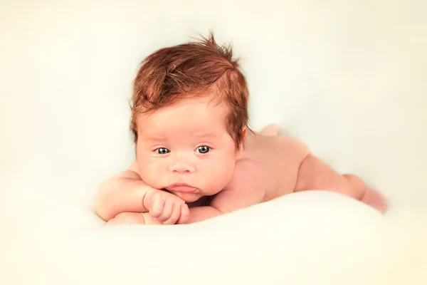 Niño recién nacido dándote una gran sonrisa —  Fotos de Stock