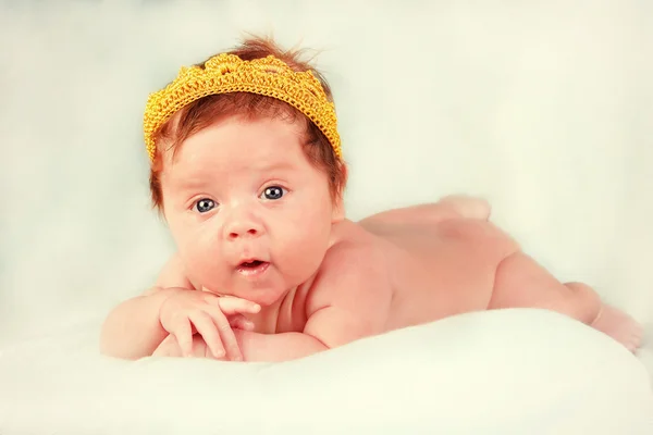 Novorozený chlapeček dává velký úsměv — Stock fotografie