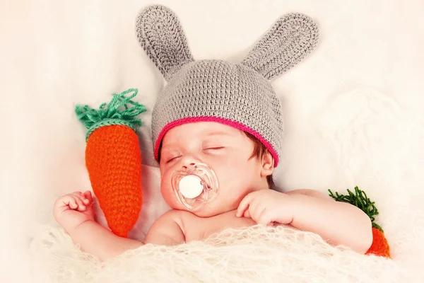 Kocaman bir gülümseme vermek bir yeni doğan bebek — Stok fotoğraf