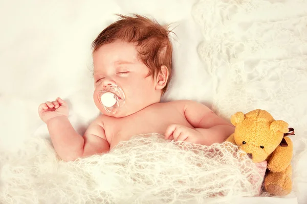 Novorozený chlapeček dává velký úsměv — Stock fotografie