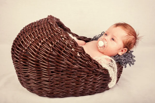 Niño recién nacido dándote una gran sonrisa — Foto de Stock