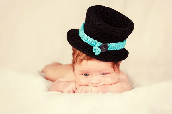 给你一个大大的微笑的初生男婴 免版税图库照片