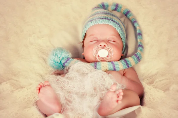 给你一个大大的微笑的初生男婴 图库图片