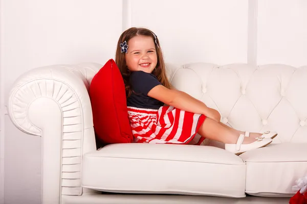 Petite fille.Gros plan portrait de jeune belle petite fille aux cheveux foncés — Photo